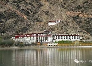 ཐུབ་བསྟན་རྡོ་རྗེ་བྲག་ཨེ་ཝཾ་ལྕོག་སྒར།