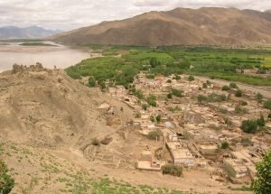 ཡར་རྒྱབ་གོང་དཀར་རྫོང༌ངོ་སྤྲོད།