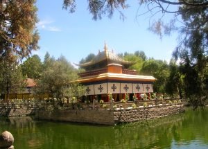 ང་ལྔ། སྔོན་དུས་ལྷ་སའི་སྤྲོ་སྐྱིད་གཏོང་ཡུལ་གྱི་གླིང་ཁ།