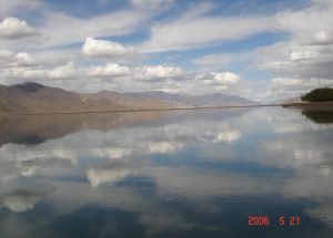 འུ་ཡུག་གླིང་དཀར་རྫོང༌།