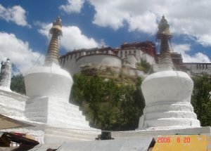 ག) ཀླུ་ཁང་གི་བདུད་འདུལ་མཆོད་རྟེན།