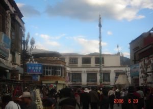 ཞེ་དྲུག ལྷ་སའི་གནའ་བོའི་ཁང་རྙིང་གྲགས་ཅན།