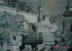 ཉ) གྲགས་ཅན་གྱི་མཆོད་རྟེན་བྲག་སྒོ་ཀཀྞཎི།