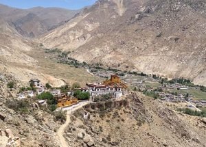 ང་གསུམ། ལྷ་སའི་རིས་མེད་རི་ཁྲོད་ཁག་ ༡༩ ཡི་ལོ་རྒྱུས་སྙིང་བསྡུས།