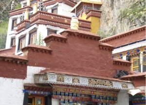 ག) ལྕགས་པོ་རི་བྲག་ལྷ་ཀླུ་སྒུག་དགོན།