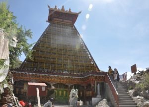 ཅ) ལྕགས་པོ་རིའི་བཀའ་འགྱུར་མཆོད་རྟེན།