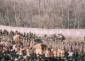 བརྒྱད་པ། གྲགས་ཅན་མི་སྣ་འདུ་འཛོམས་ཆེ་བའི་ལྷ་ས།