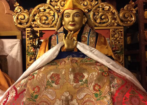 ༸     རྒྱལ་བ་སྐུ་ཕྲེང་བརྒྱད་པ། འཇམ་དཔལ་རྒྱ་མཚོའི་རྣམ་ཐར་སྙིང་བསྡུས།