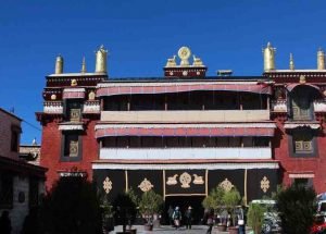 ལྷ་ལྡན་ར་མོ་ཆེའི་གཙུག་ལག་ཁང་།