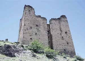 ལྷོ་བྲག་རྫོང་དུ་ཡོད་པའི་གནའ་མཁར།
