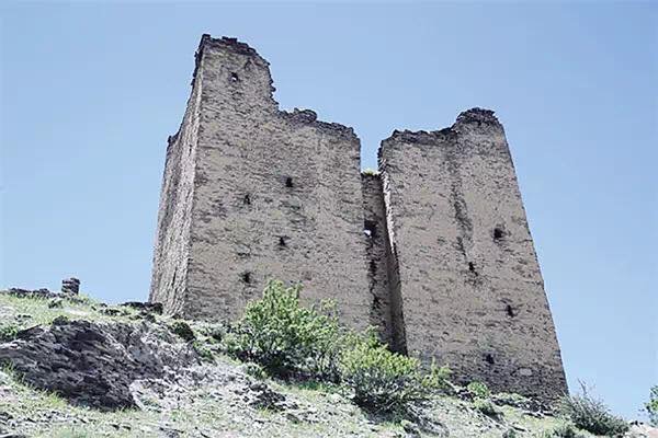 ལྷོ་བྲག་རྫོང་དུ་ཡོད་པའི་གནའ་མཁར།