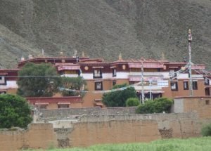 གོང་དཀར་ཆོས་སྡེ་དགོན་པའི་གོས་སྐུ་མཐོང་གྲོལ་ཆེན་མོ་དང་རྔ་འཆམ་སྐོར།