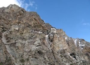 གཡས་རུ་བྱང་དུ་ཡོད་པའི་རྗེ་བཙུན་མིད་ལའི་སྒྲུབ་གནས་སྐོར་གླེང་བ།