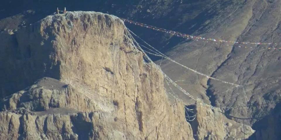 གནས་ངོ་མཚར་ཅན་ལ་སྟོད་དིང་རི་རྒྱལ་གྱི་ཤྲཱི། 