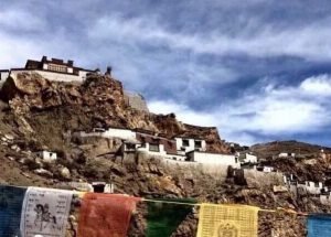 དིང་རི་ཕ་དྲུག་བྲག་སྟོད་དགོན་དང་། རྗེ་བཙུན་སྒྲོལ་མའི་ལོ་རྒྱུས།