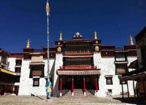 གཙང་ལྗོངས་ལྷ་རྩེ་དགའ་ལྡན་འོག་མིན་གླིང་གི་བྱུང་རབས་མདོར་ཙམ་བརྗོད་པ།