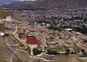 གཙང་གི་གདན་ས་བཀྲ་ཤིས་ལྷུན་པོའི་ཁྲི་པ་རིམ་བྱོན།