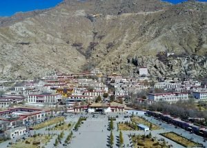ཚེ་སྨོན་གླིང་དང་། བཞི་སྡེ། སྤྲོ་བདེ་ཁང་གསར། མཚམས་ཁུང་དགོན། རྨེ་རུ་དགོན་གསར། སེ་ར་ཐེག་ཆེན་གླིང་།