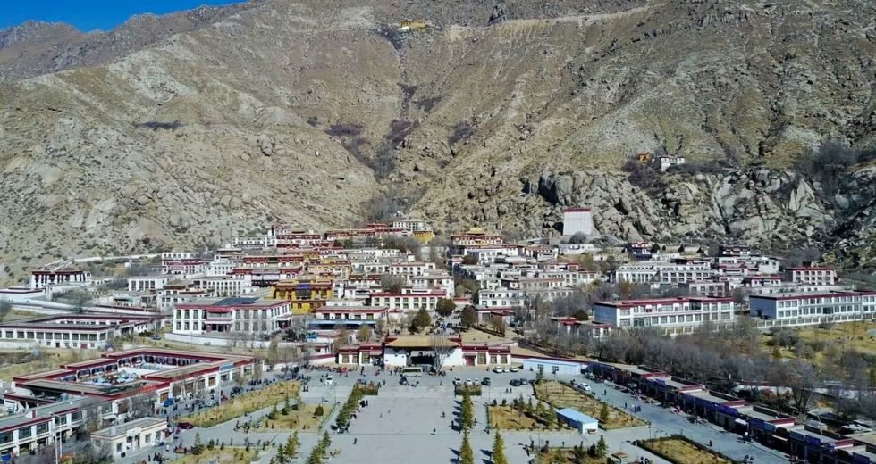 ཚེ་སྨོན་གླིང་དང་། བཞི་སྡེ། སྤྲོ་བདེ་ཁང་གསར། མཚམས་ཁུང་དགོན། རྨེ་རུ་དགོན་གསར། སེ་ར་ཐེག་ཆེན་གླིང་།