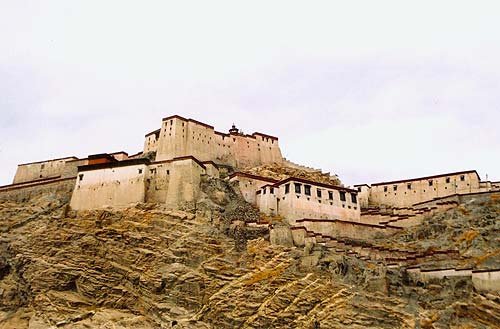 མཐོ་ལ་རྔམ་པའི་གཡང་གཟར་གྱི་བཙན་རྫོང་།