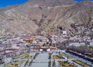 སེ་ར་དགོན་དང་། འབྲས་སྤུངས་དགོན་པའི་ངོ་སྤྲོད།