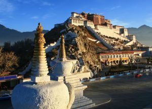 གནའ་གྲོང་ལྷ་སའི་མཆོད་རྟེན་བྲག་སྒོ་ཀཀྞི་ཡི་ལོ་རྒྱུས་ངོ་སྤྲོད་རགས་བསྡུས།