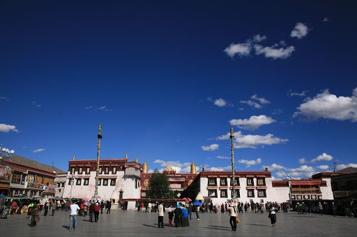 གཙུག་ལག་ཁང་དེ་དག་རུ་གནོན་གཙུག་ལག་ཁང་དུ་འདོད་ན་ཁུངས་བཙན་པར་མཐོང་།