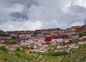 དགའ་ལྡན་ཁྲི་པའི་བྱུང་རབས་དང་། དགའ་ལྡན་ཁྲི་པ་རིམ་བྱོན་གྱི་མཚན་བྱང་།