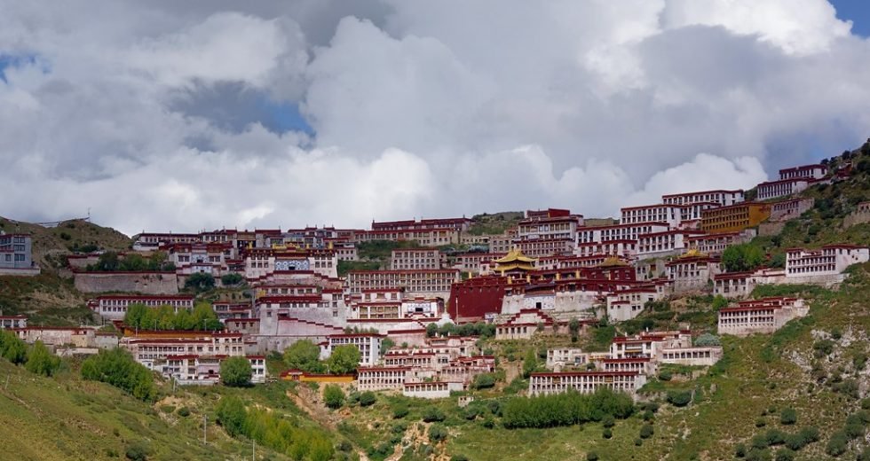 དགའ་ལྡན་ཁྲི་པའི་བྱུང་རབས་དང་། དགའ་ལྡན་ཁྲི་པ་རིམ་བྱོན་གྱི་མཚན་བྱང་།