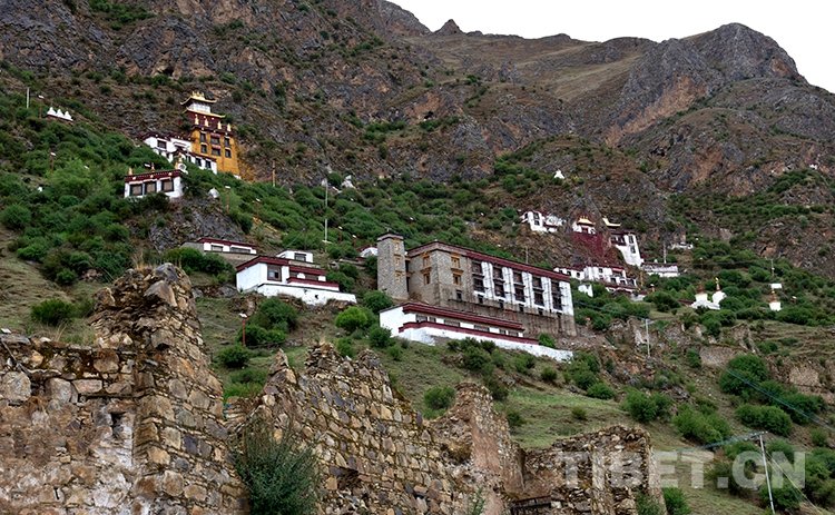 ལྷ་ལུང་དཔལ་རྡོར་གྱི་ལོ་རྒྱུས་འགའ་ཞིག་གླེང་བ།