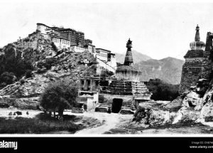 བྲག་སྒོ་ཀཀྞི་ནིའི་མཆོད་རྟེན་རྣམ་གསུམ།