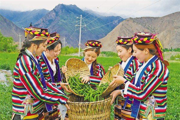 དབུས་གཙང་ལོ་རྒྱུས་ཆེན་མོ་ལས། ཀོང་པོའི་དམངས་སྲོལ་དང་། དྭགས་པོ་སྣང་རྫོང་གི་གཞི་རིམ་ལོ་རྒྱུས།