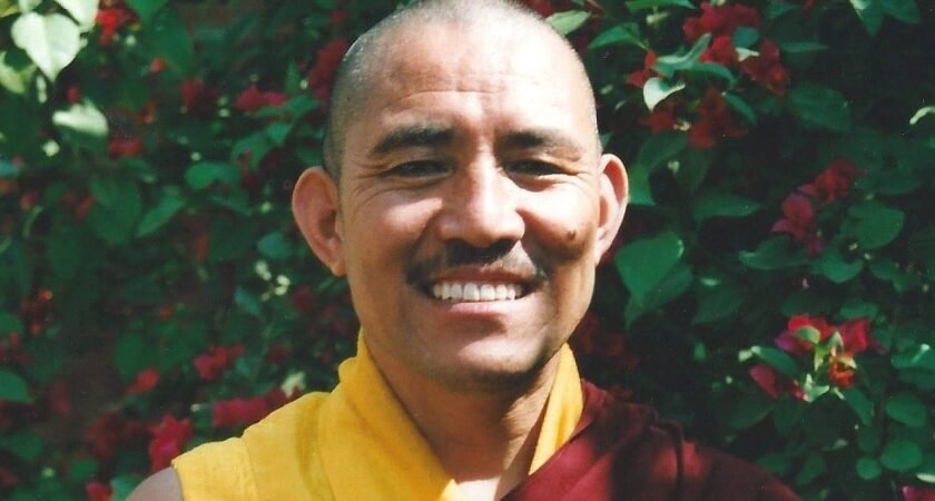 རིག་གནས་སྨྲ་བའི་དབང་ཕྱུག་སློབ་དཔོན་ཆེན་པོ་འགོས་པདྨ་རྒྱལ་མཚན།