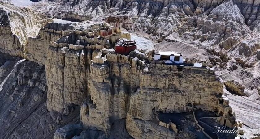 མངའ་རིས་སྤུ་ཧྲེང་གི་ལོ་རྒྱུས་ལས། སྤུ་ཧྲེང་གི་གར་ཤོན་དང་། སྤུ་ཧྲེང་རྨ་བྱའི་རྒྱན་གོས། དུས་སྟོན་སྐོར།
