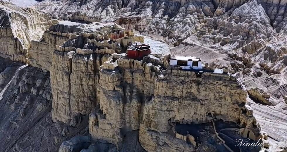 མངའ་རིས་སྤུ་ཧྲེང་གི་ལོ་རྒྱུས་ལས། སྤུ་ཧྲེང་གི་གར་ཤོན་དང་། སྤུ་ཧྲེང་རྨ་བྱའི་རྒྱན་གོས། དུས་སྟོན་སྐོར།
