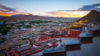 ༄༅། །དཔལ་བཀྲ་ཤིས་ལྷུན་པོའི་དཔེ་དོན་གྱི་གནས་བསྟོད་མཐོང་བ་དོན་ལྡན་བཞུགས་སོ། །