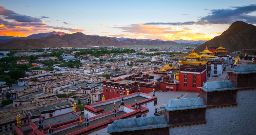 ༄༅། །དཔལ་བཀྲ་ཤིས་ལྷུན་པོའི་དཔེ་དོན་གྱི་གནས་བསྟོད་མཐོང་བ་དོན་ལྡན་བཞུགས་སོ། །
