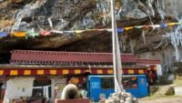 གྱེས་ཕུག་གྲོང་ཚོའི་གུ་རུ་ཕུག་གི་ལོ་རྒྱུས་ངོ་སྤྲོད།