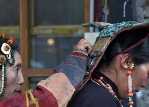 ས་དགའ་རྫོང་གི་དགོན་སྡེ་དང་། གྲགས་ཅན་མི་སྣ། དམངས་སྲོལ་བཅས་ཀྱི་སྐོར།