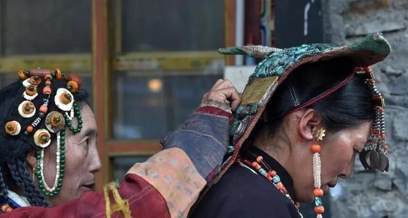 ས་དགའ་རྫོང་གི་དགོན་སྡེ་དང་། གྲགས་ཅན་མི་སྣ། དམངས་སྲོལ་བཅས་ཀྱི་སྐོར།