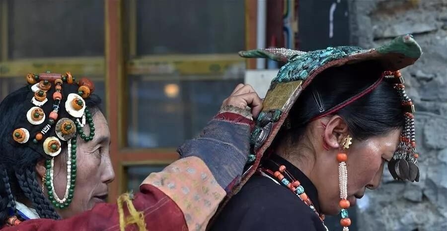 ས་དགའ་རྫོང་གི་དགོན་སྡེ་དང་། གྲགས་ཅན་མི་སྣ། དམངས་སྲོལ་བཅས་ཀྱི་སྐོར།