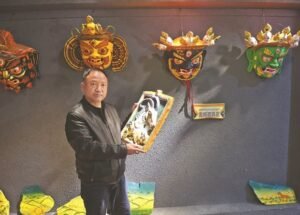 ལྷ་སའི་རས་འབག་བཟོ་རྩལ་དང་རྒྱུན་འཛིན་པ་ཤི་ལོག་ལགས་ཀྱི་སྒྱུ་རྩལ་མི་ཚེ།