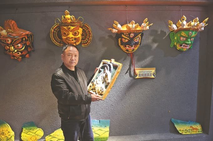 ལྷ་སའི་རས་འབག་བཟོ་རྩལ་དང་རྒྱུན་འཛིན་པ་ཤི་ལོག་ལགས་ཀྱི་སྒྱུ་རྩལ་མི་ཚེ།